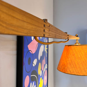 Wandlampe mit Gelenkarm Teak und braun orangenem Schirm