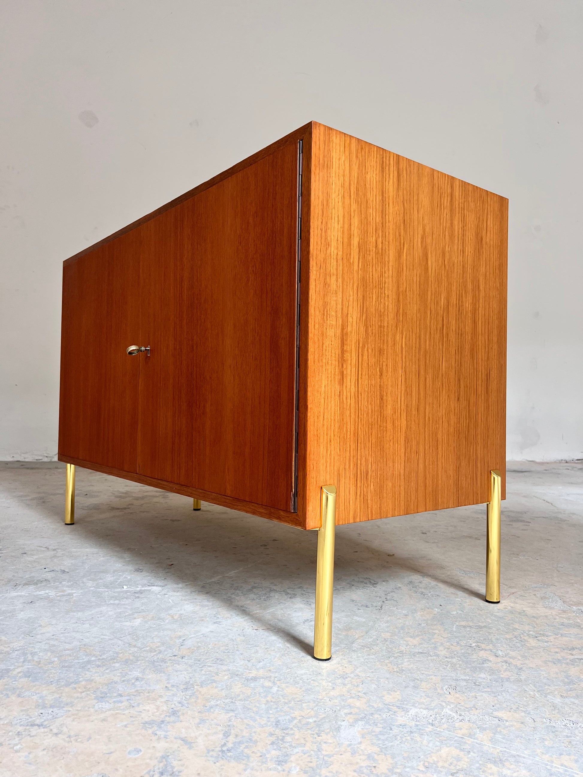 Kommode Teak mit Schranktüren & Schloss von IDEE Möbel