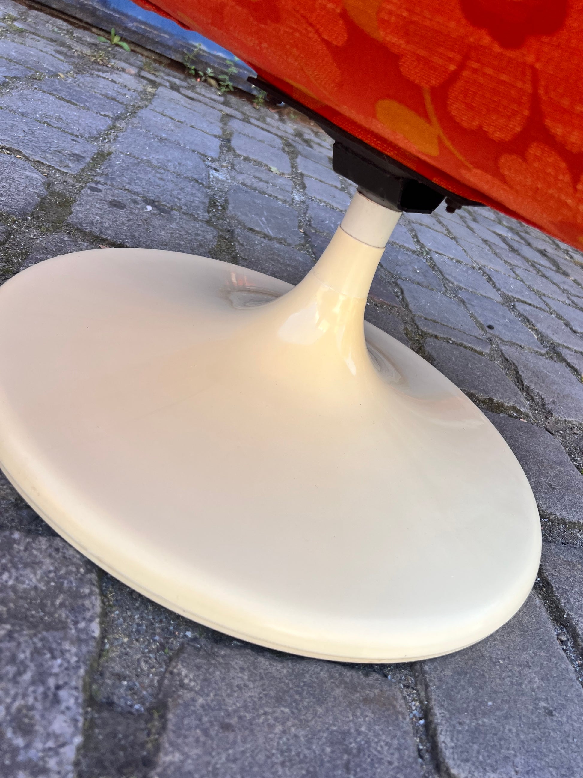 Sessel mit Tulpenfuß orange creme 70er