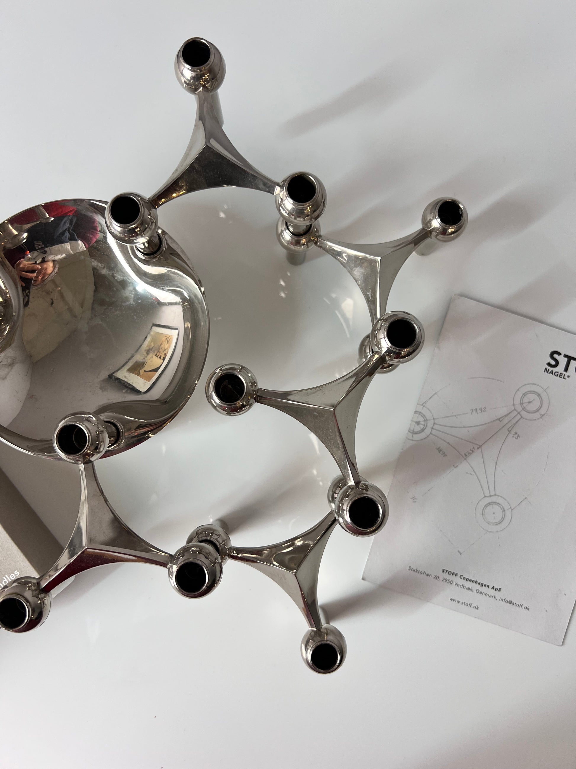 Set: 5 Kerzenständer und 1 Schale mit 3 Packungen Kerzen von Stoff & Nagel