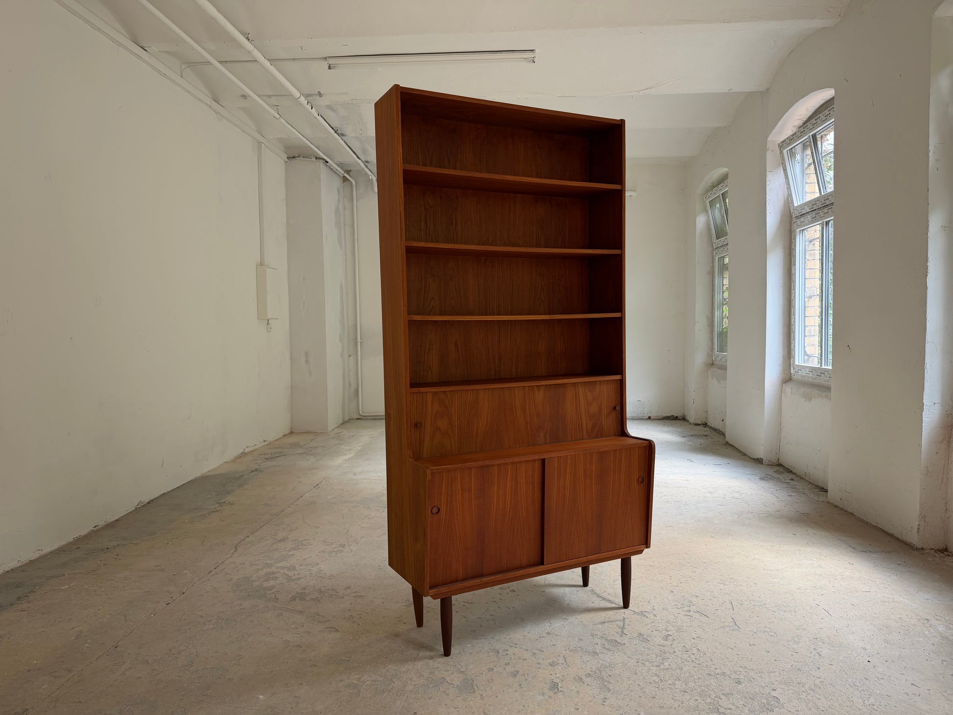 Bücherregal Teak mit Schiebetüren aus Dänemark