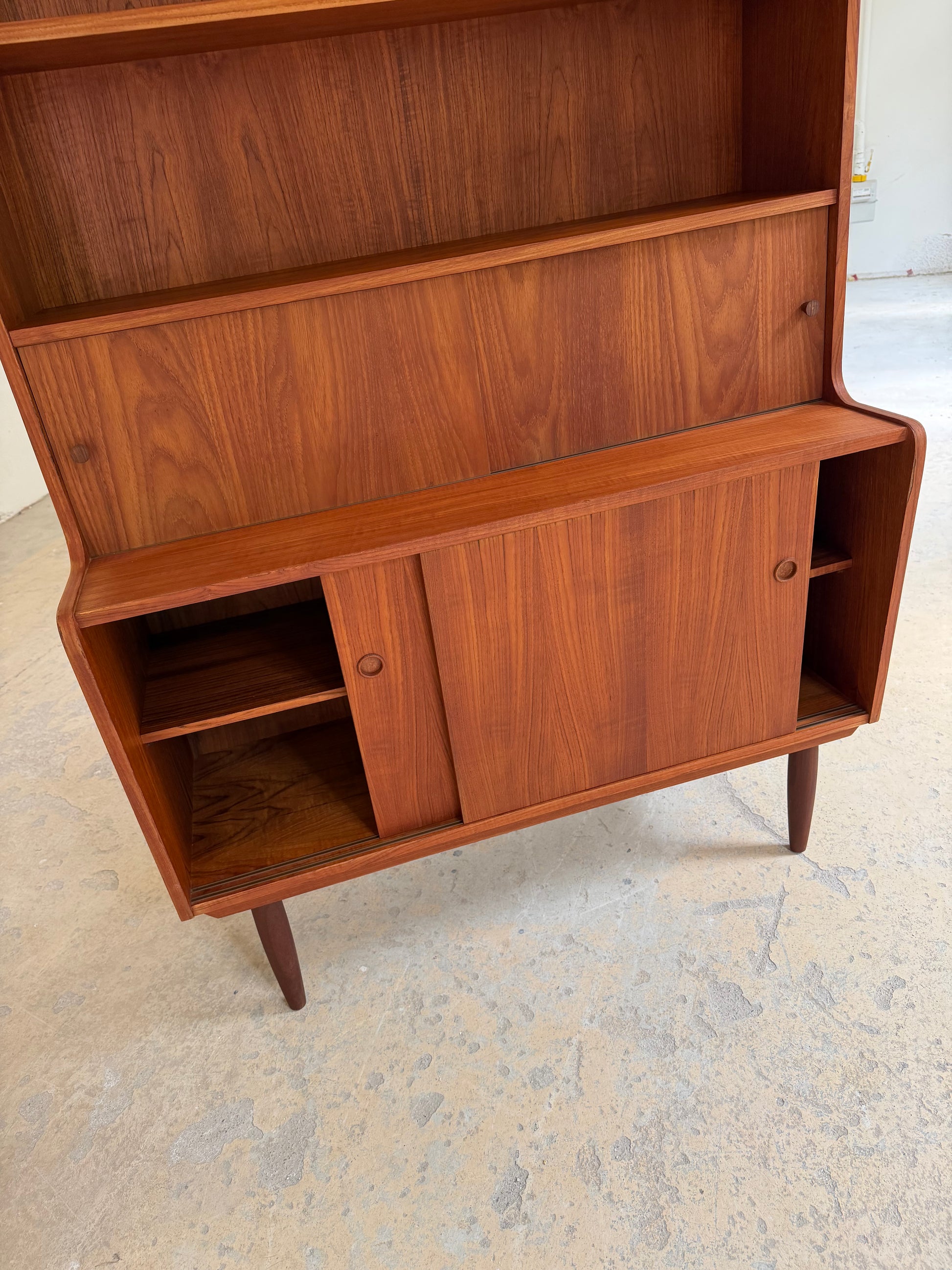 Bücherregal Teak mit Schiebetüren aus Dänemark