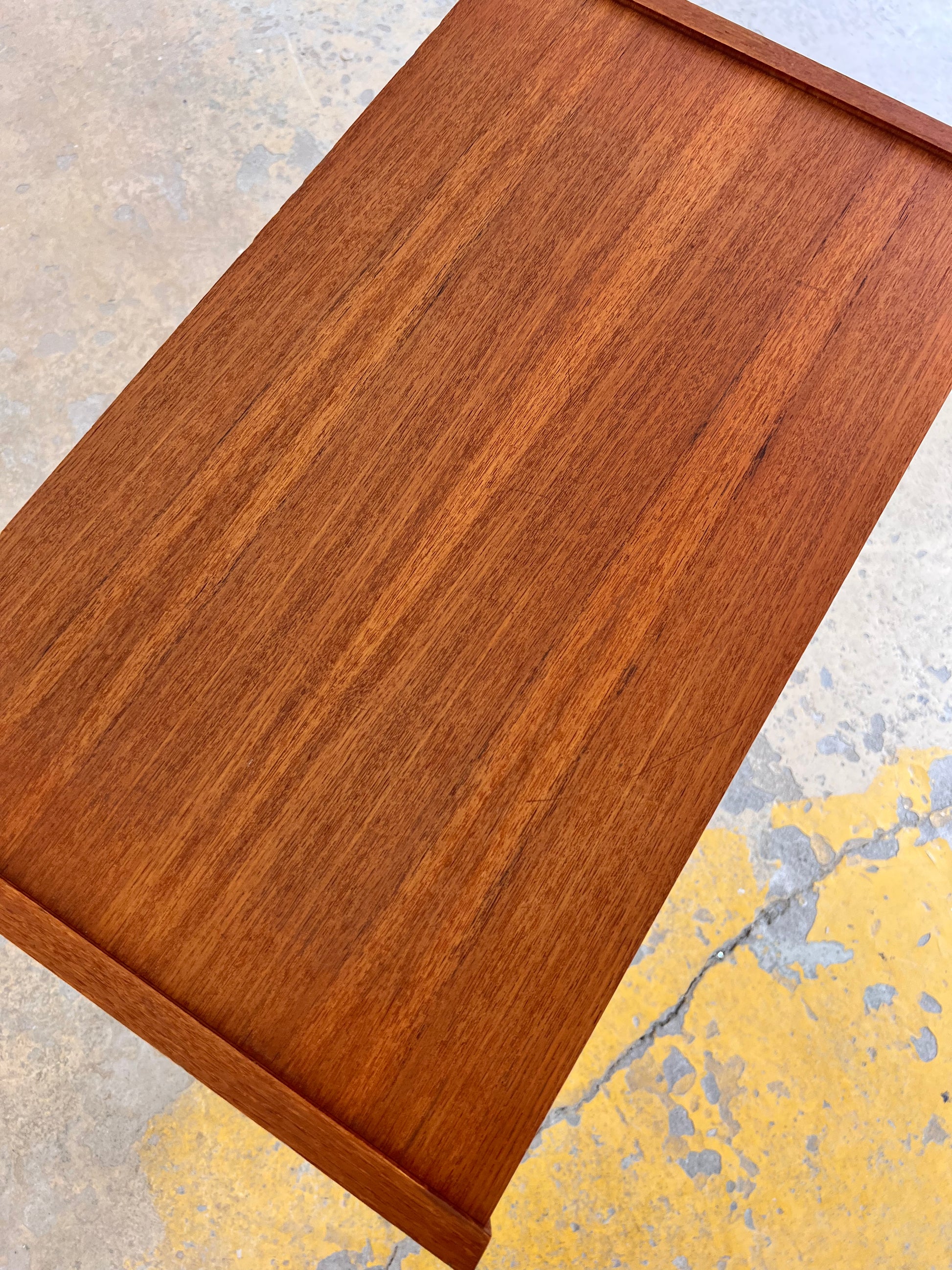 Kommode Teak mit eingelassenen Griffen aus Dänemark