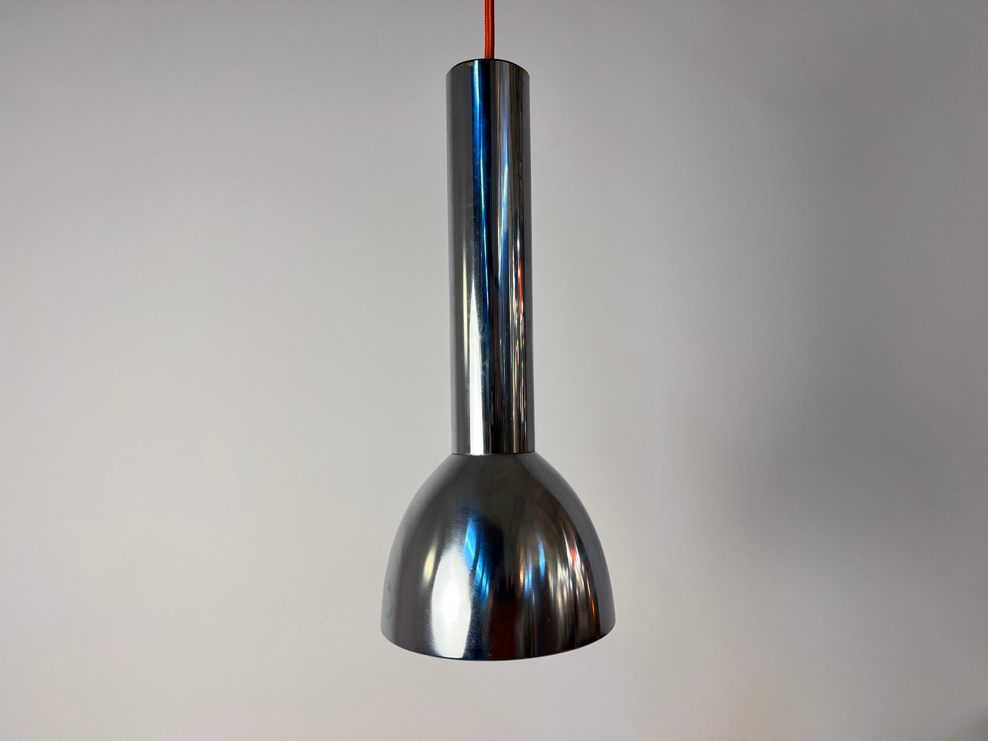 Spotlampe Chrom mit orangem Akzentschirm