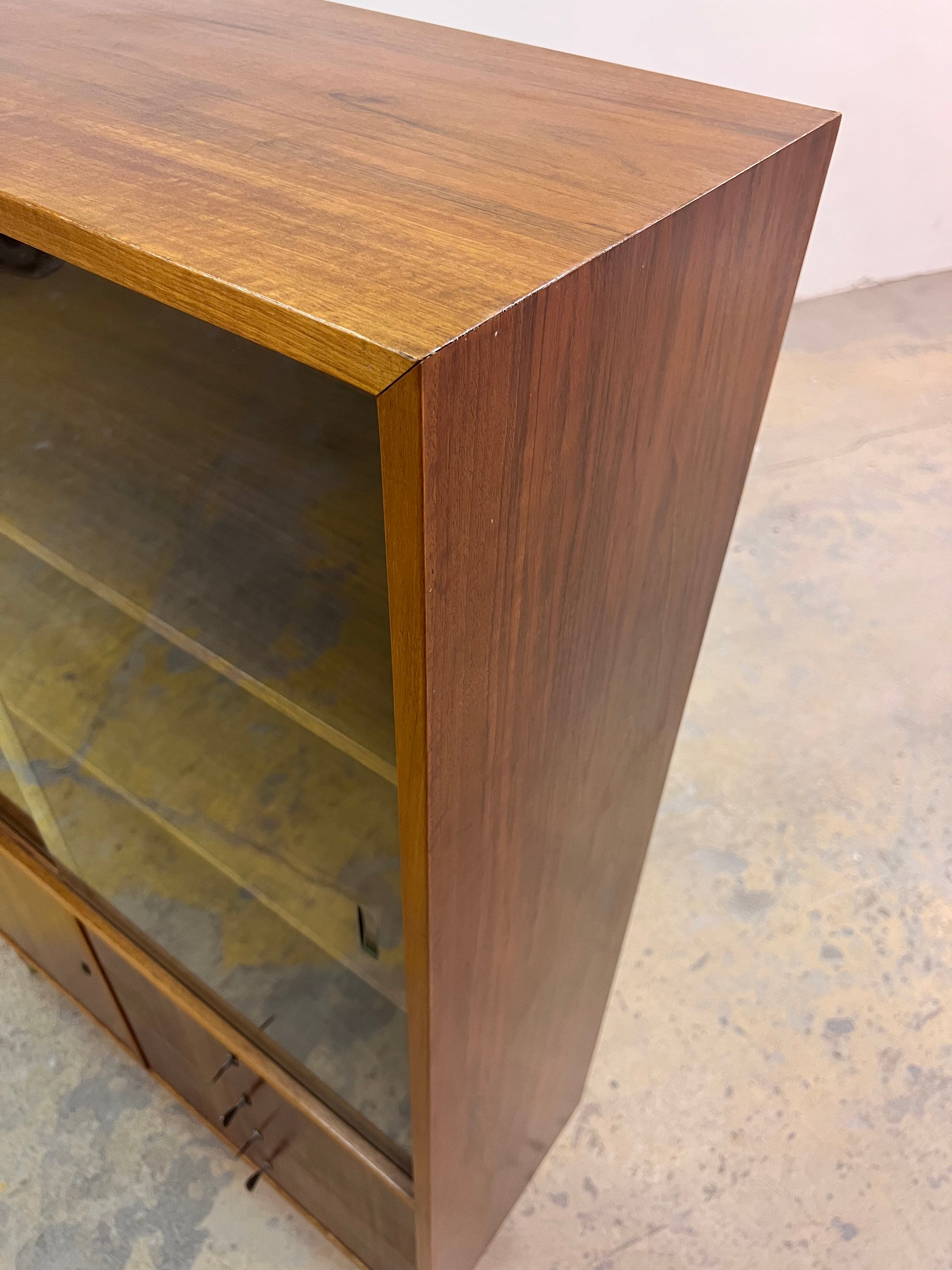 Vitrinenschrank Nussbaum von Deutsche Werkstätten Hellerau