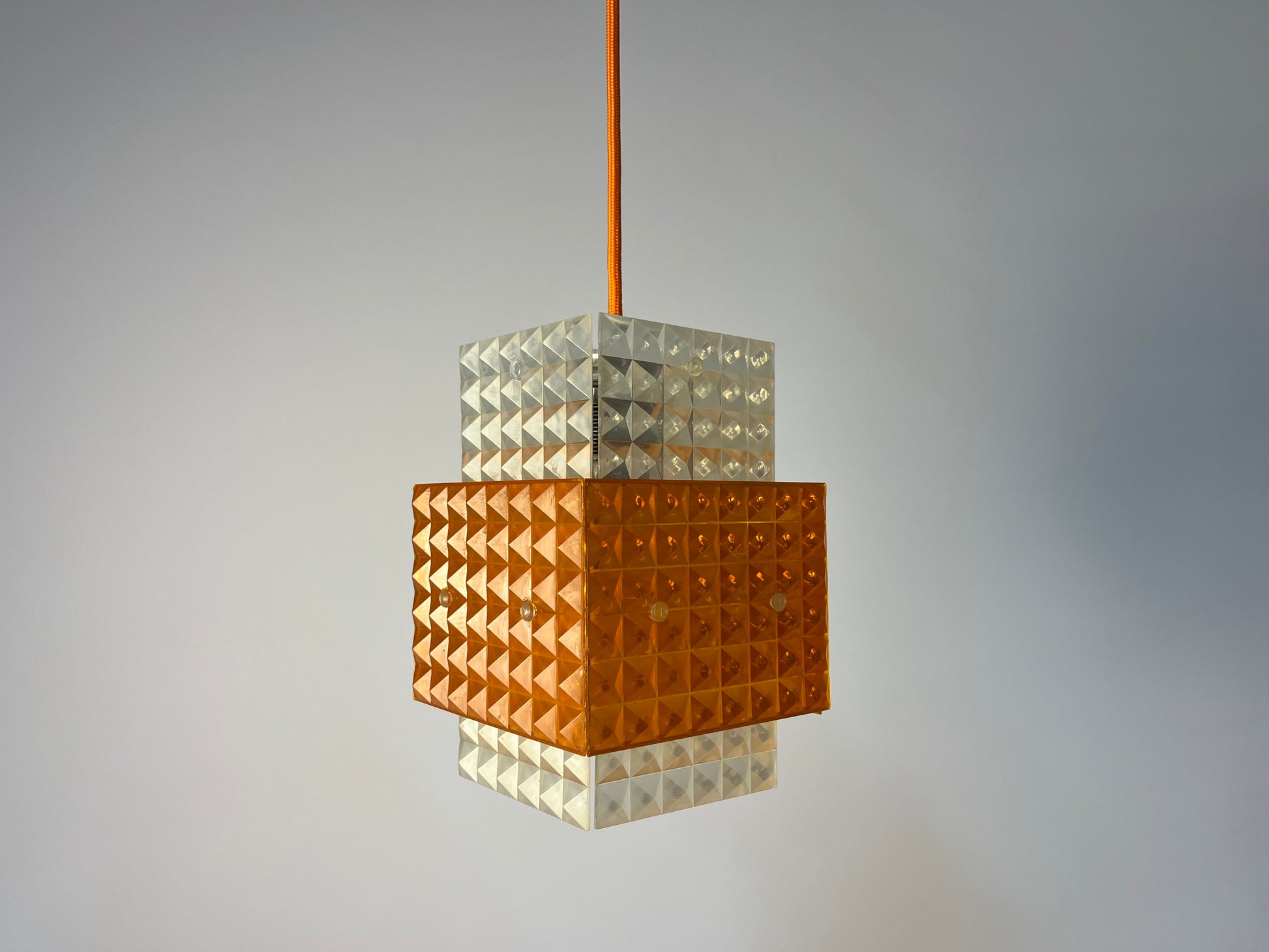 Hängelampe orange weiß mit Wabenstruktur aus der DDR