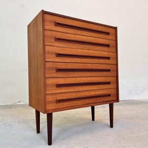 Kommode Teak mit eingelassenen langen Griffen aus Dänemark