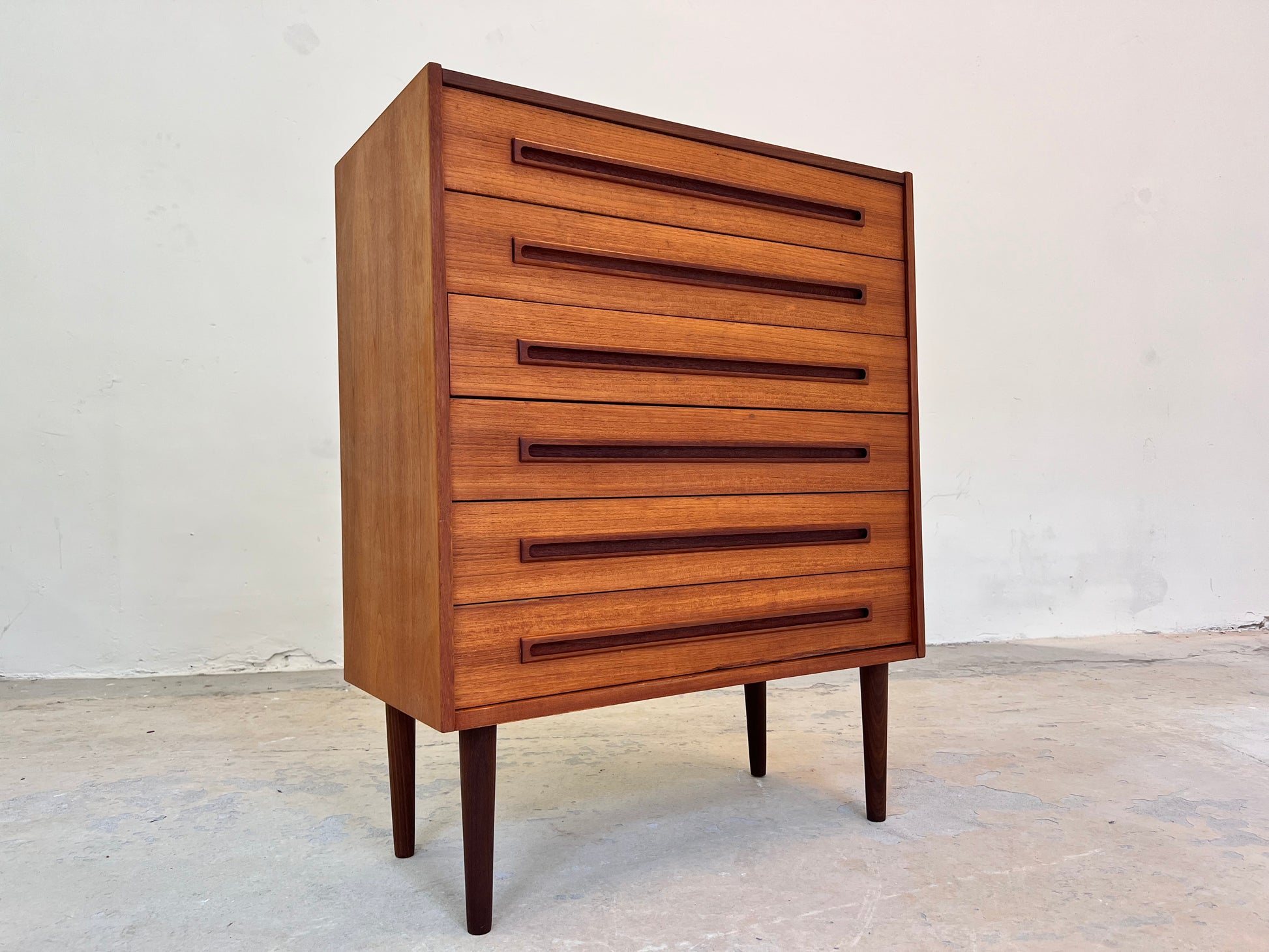 Kommode Teak mit eingelassenen langen Griffen aus Dänemark