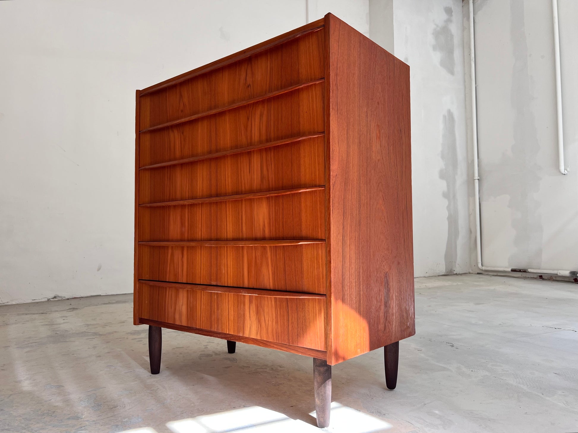 Kommode Teak mit geraden Griffen aus Dänemark