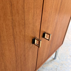 Schrank Esche mit neuen Chromfüßen