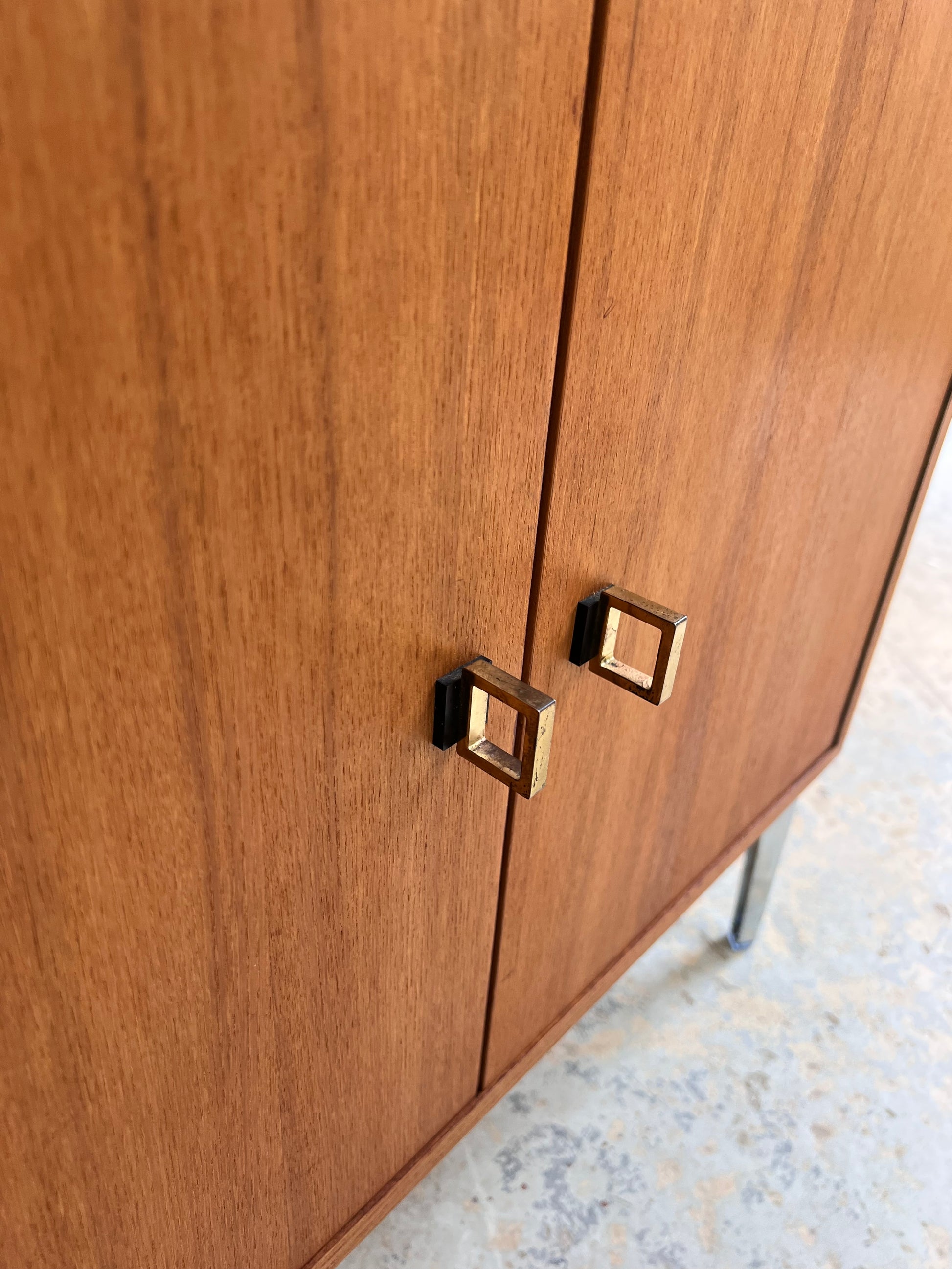 Schrank Esche mit neuen Chromfüßen