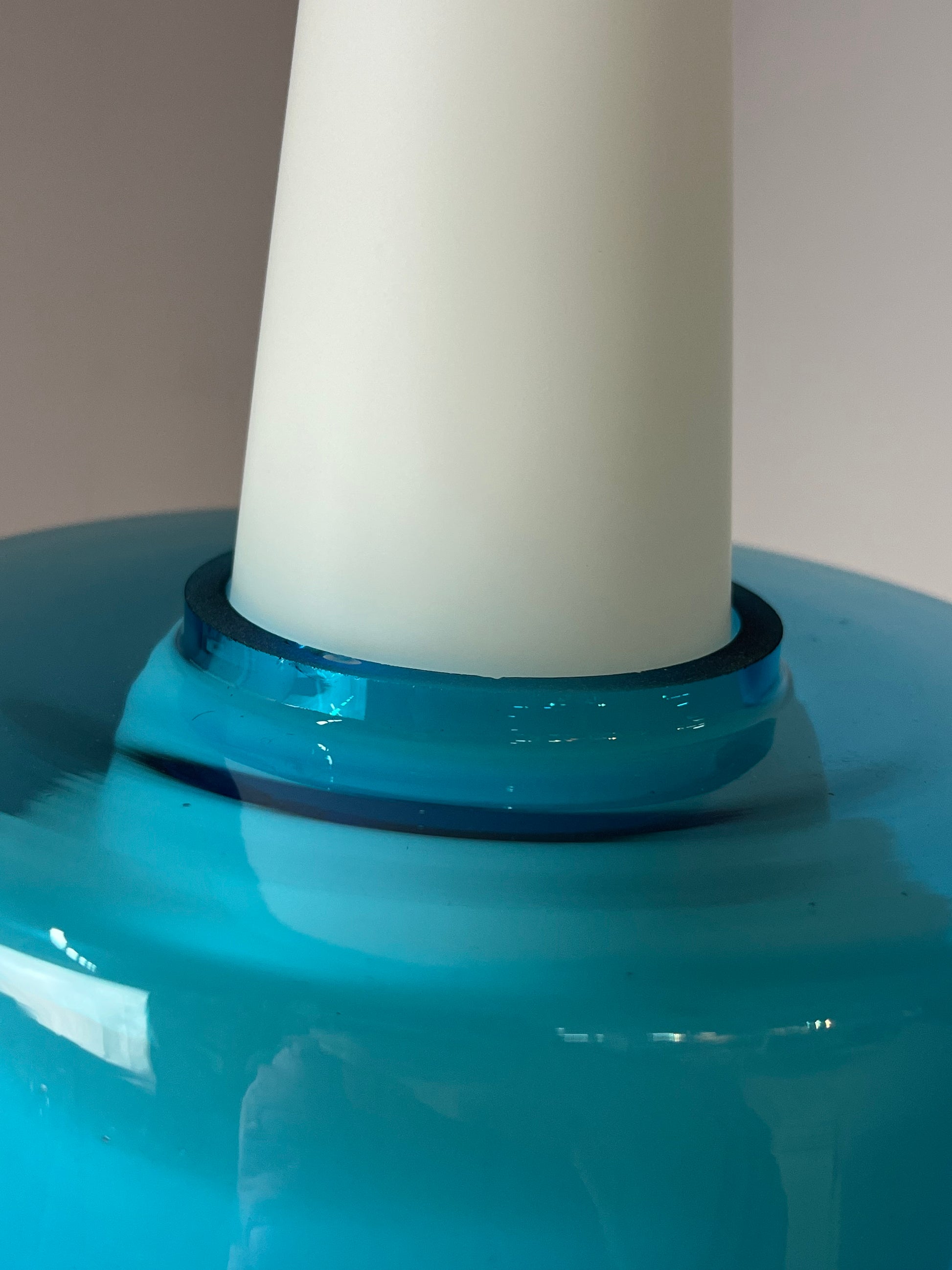 Hängelampe blau weiß Opalglas von Hyllinge Glasbruk