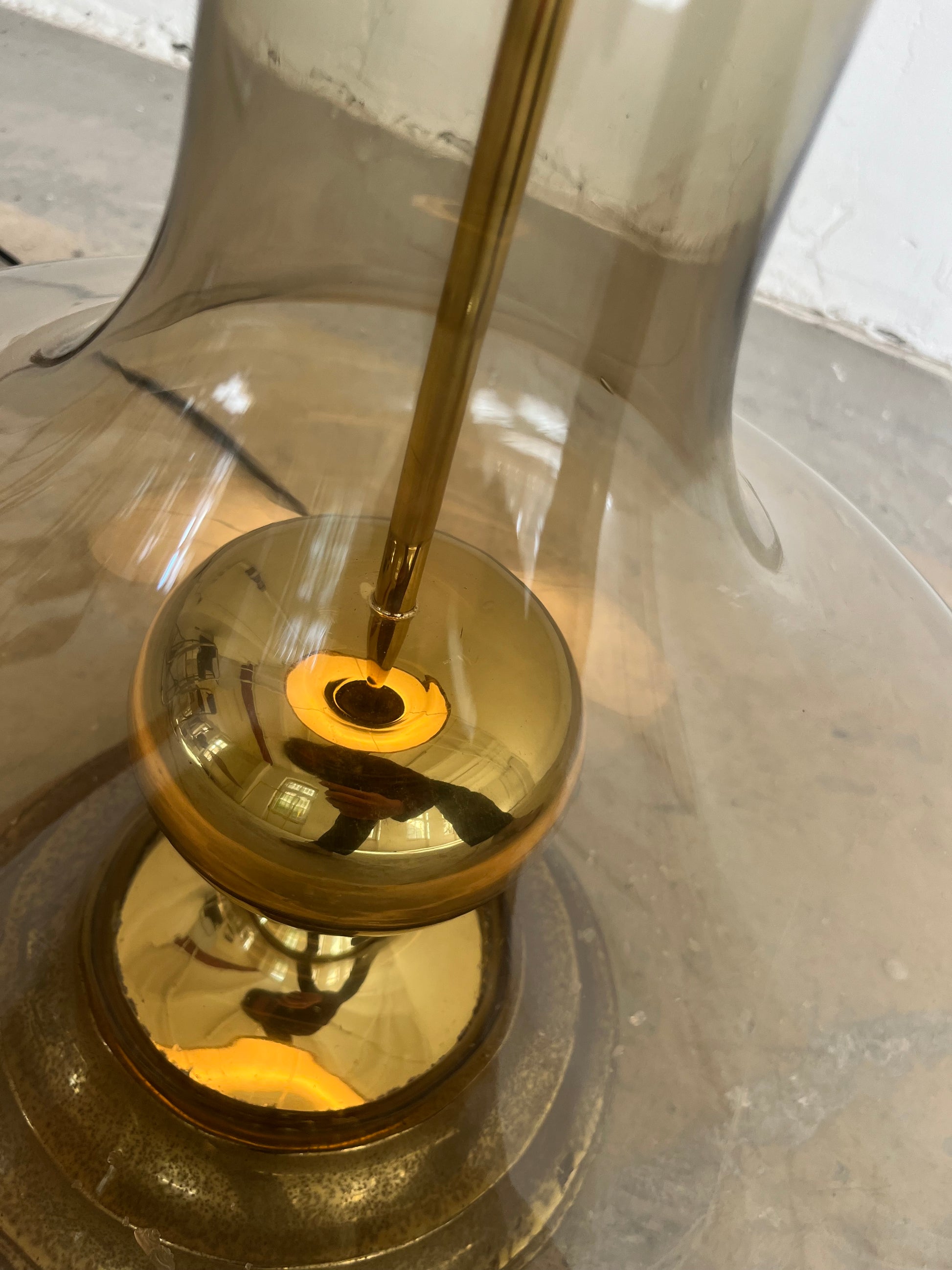 Stehlampe mit Rauchglasfuß und floralem Schirm