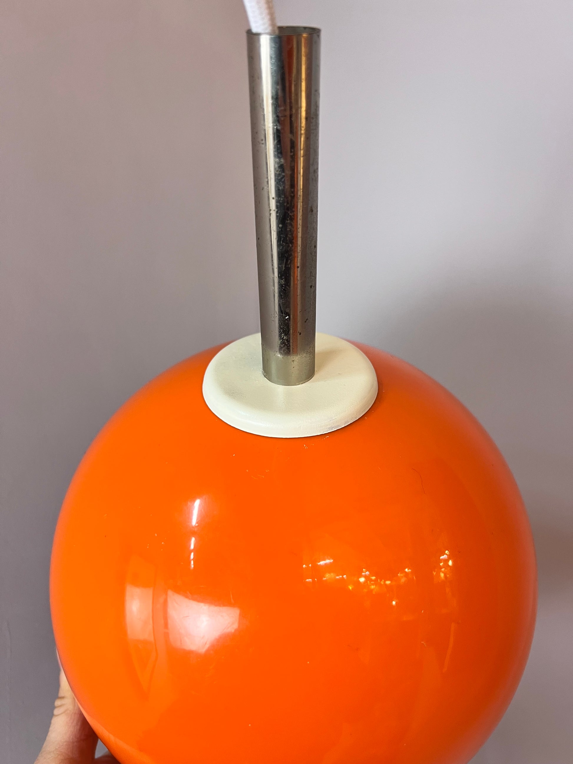 Kleine Kugellampe orange Kunststoff mit Chromstab