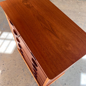 Kommode Teak mit Details in Eiche & Muschelgriffen aus Dänemark