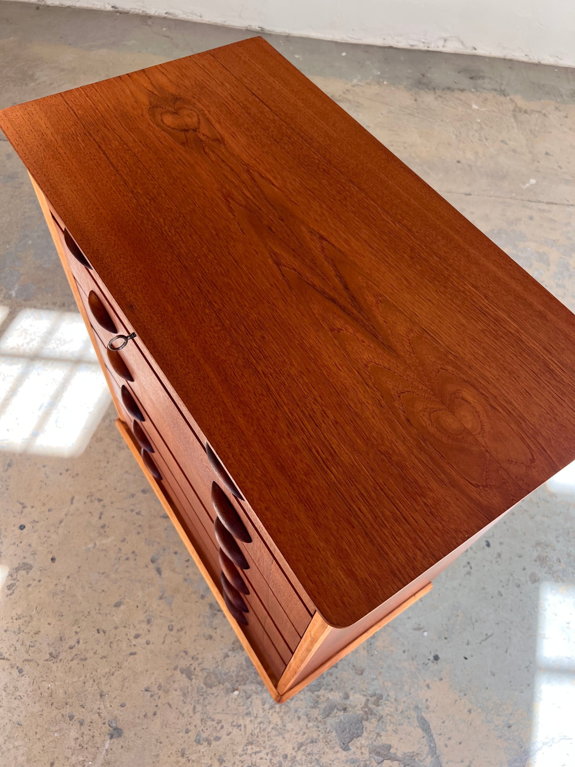 Kommode Teak mit Details in Eiche & Muschelgriffen aus Dänemark