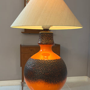 Tischlampe Fat Lava mit Naturseidenschirm orange braun Keramik von JASBA