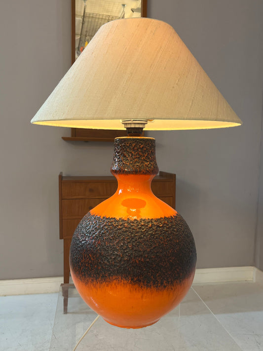 Tischlampe Fat Lava mit Naturseidenschirm orange braun Keramik von JASBA
