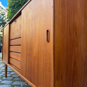 Highboard Teak mit Klappfach & Schiebetüren auf Dänemark