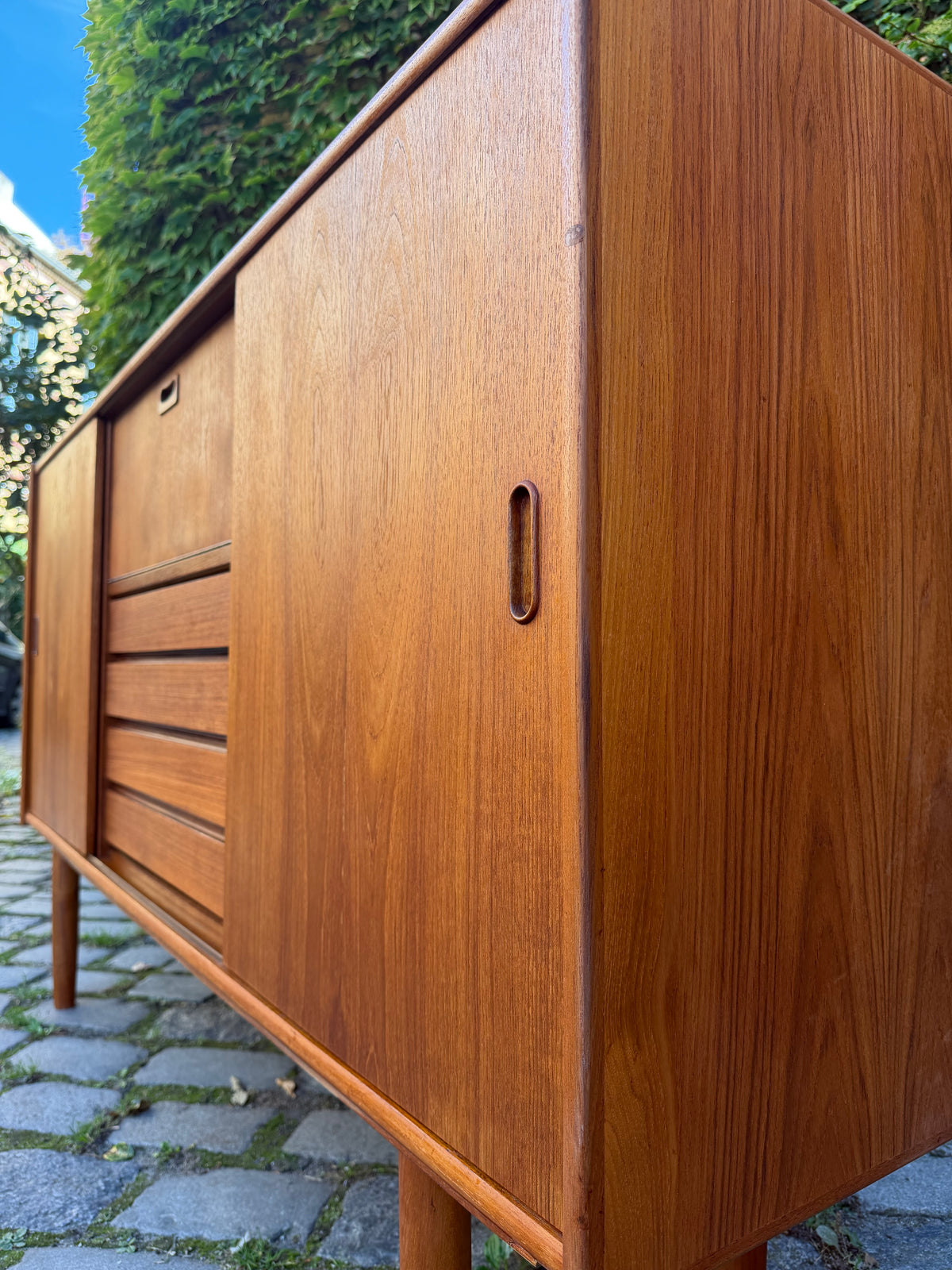 Highboard Teak mit Klappfach & Schiebetüren auf Dänemark