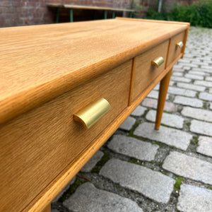 Lowboard Eiche mit Messinggriffen