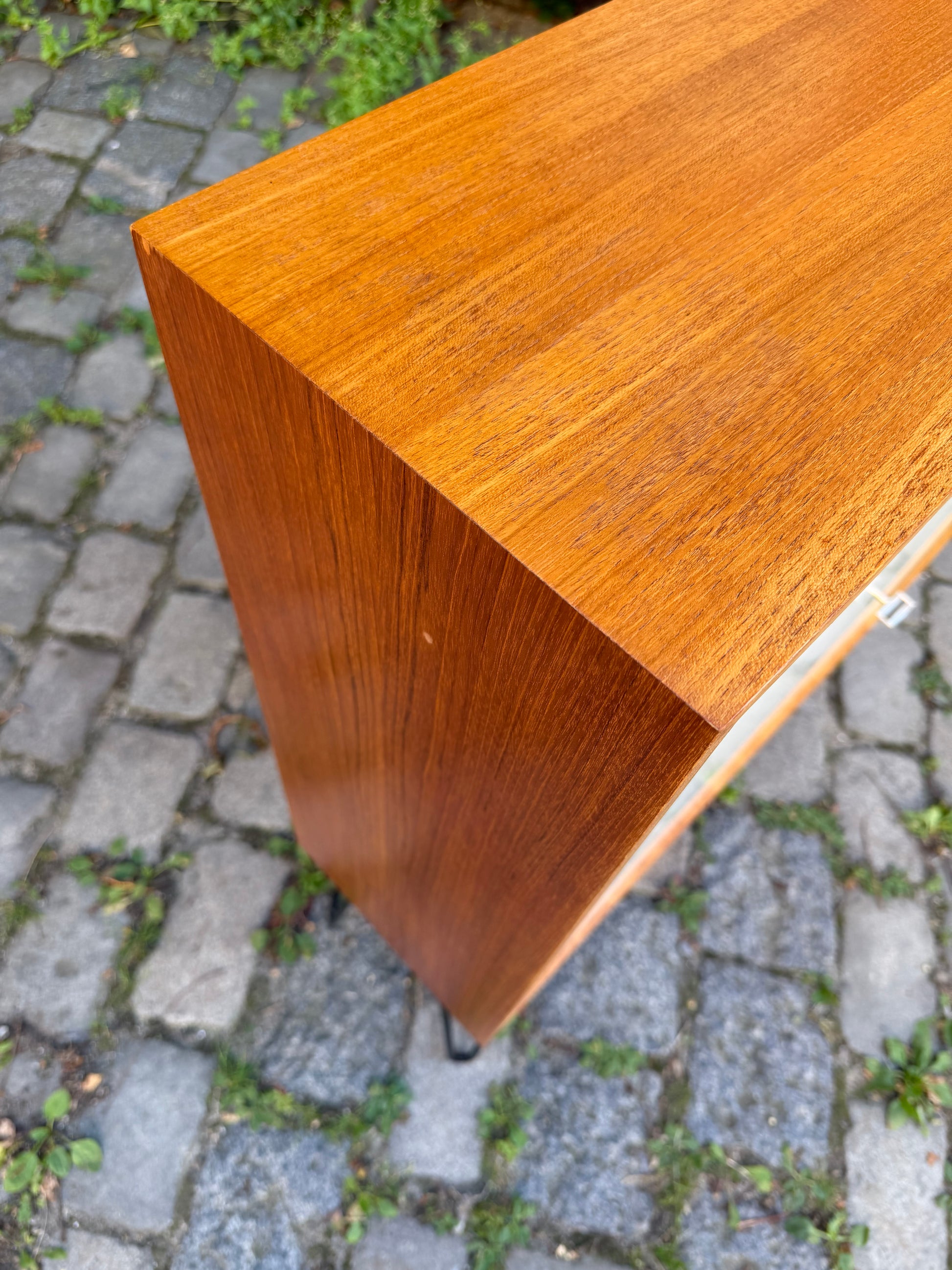 Schrank mit Schloss & neuen Hairpinlegs