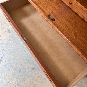 Sekretär Teak halbrund mit Schloss aus Dänemark