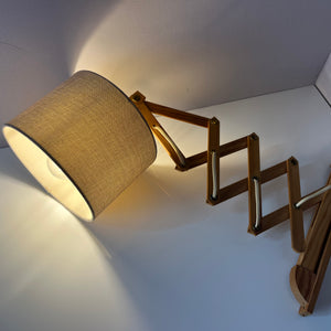 Scherenlampe beige Holz von Le Klint