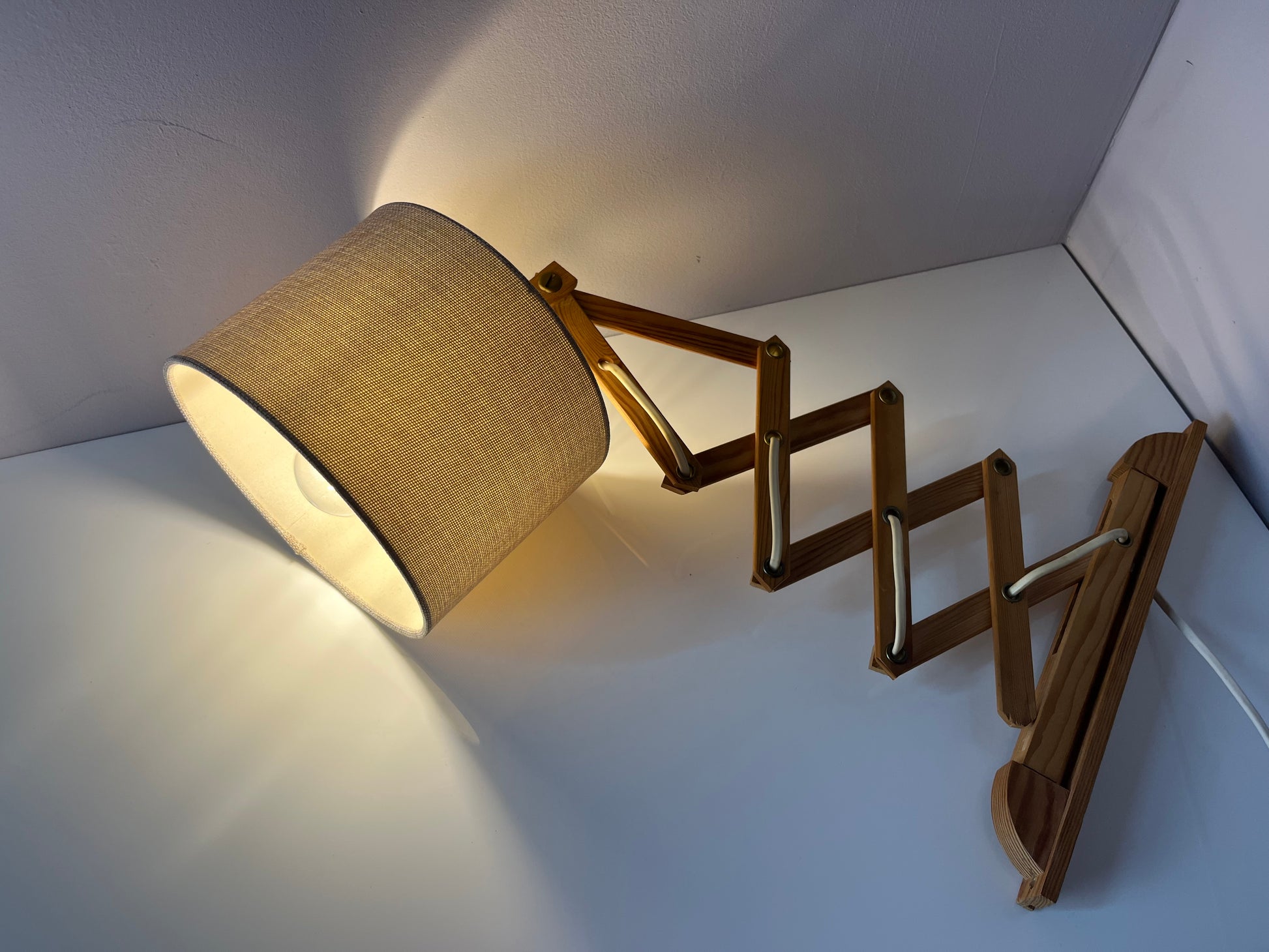 Scherenlampe beige Holz von Le Klint