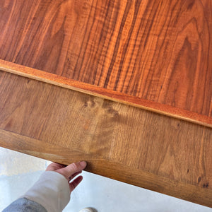 Ausziehbarer Esstisch mit Teak Tischplatte und Nussbaum Gestell