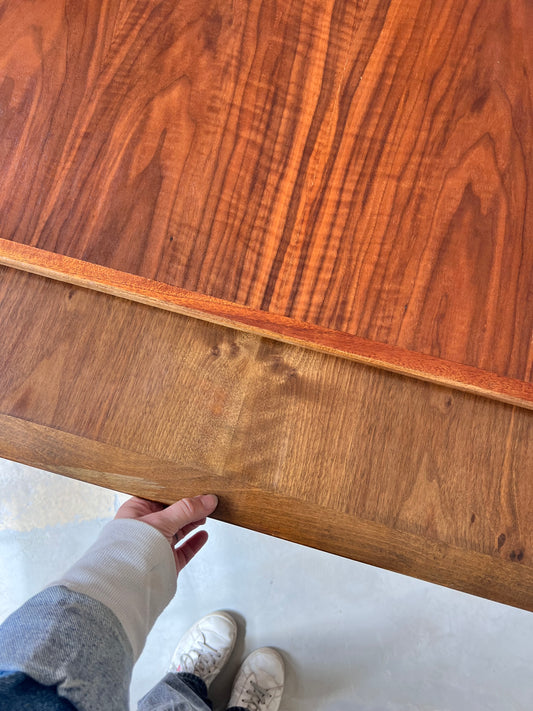 Ausziehbarer Esstisch mit Teak Tischplatte und Nussbaum Gestell