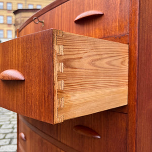 Halbrunde Kommode Teak mit Muschelgriffen aus Dänemark