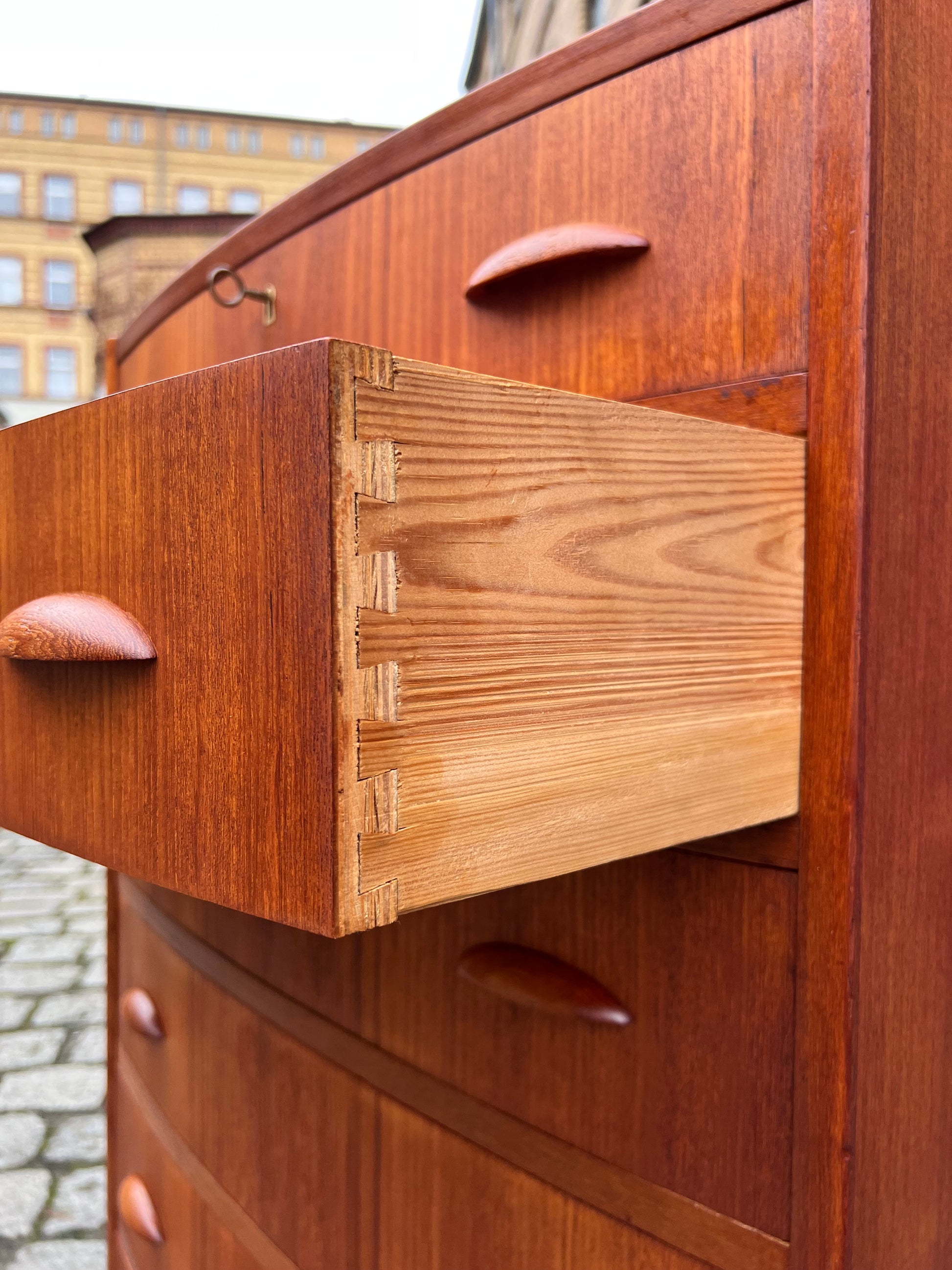 Halbrunde Kommode Teak mit Muschelgriffen aus Dänemark