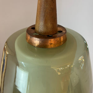 Hängelampe mit Rauchglas-Überschirm und Opalglaseinsatz und Teak Applikationen
