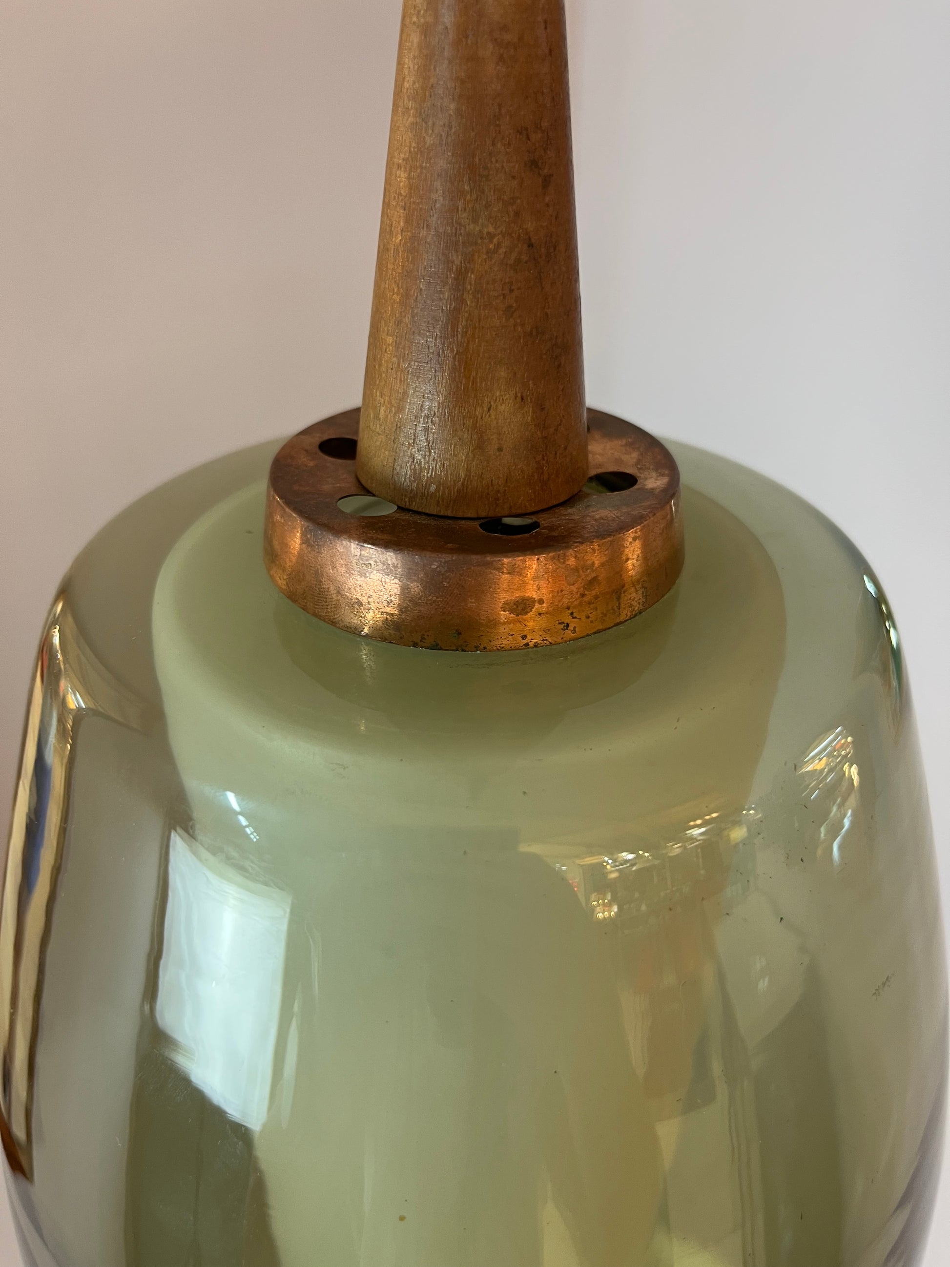 Hängelampe mit Rauchglas-Überschirm und Opalglaseinsatz und Teak Applikationen