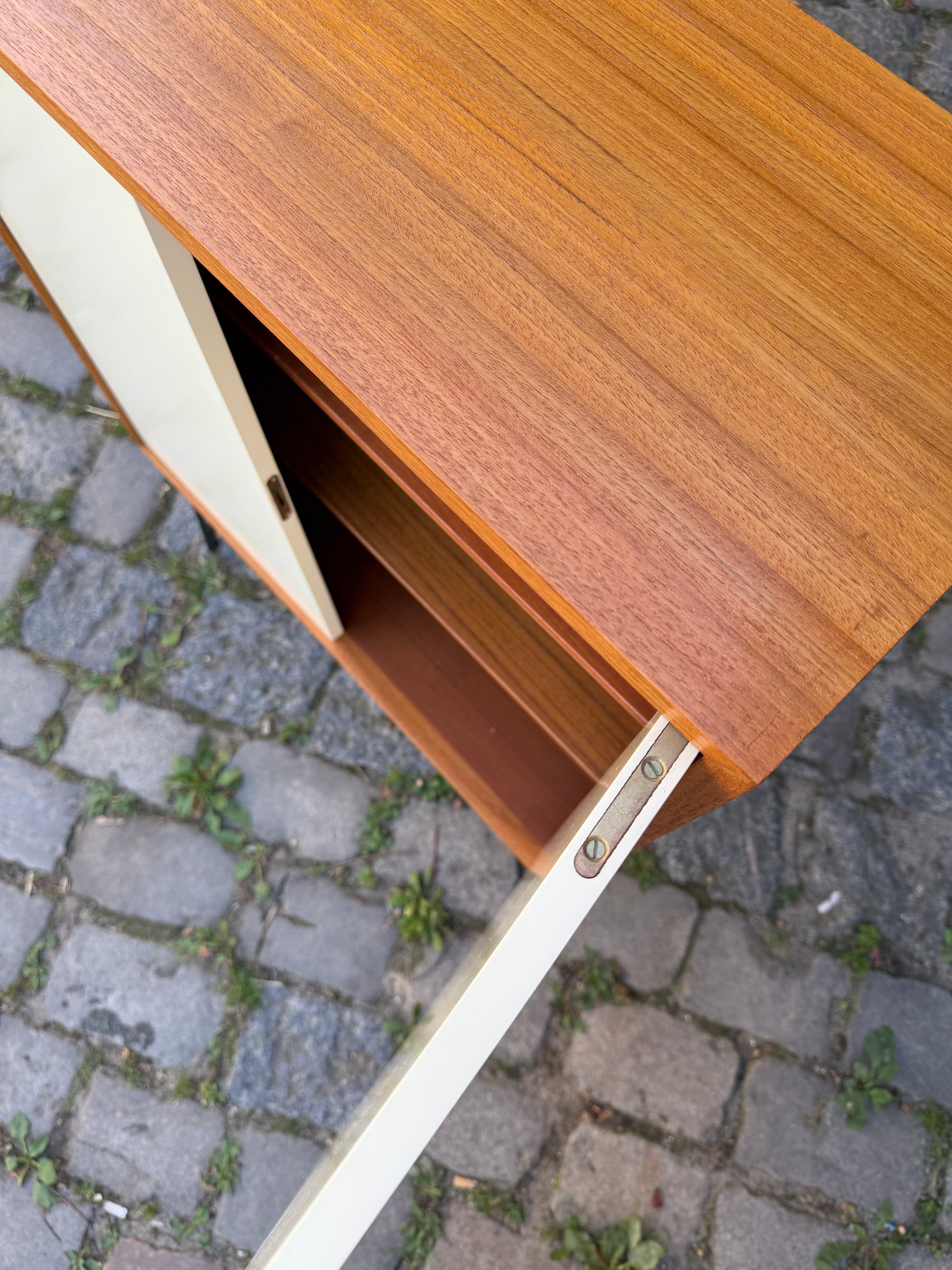 Schrank mit Schloss & neuen Hairpinlegs