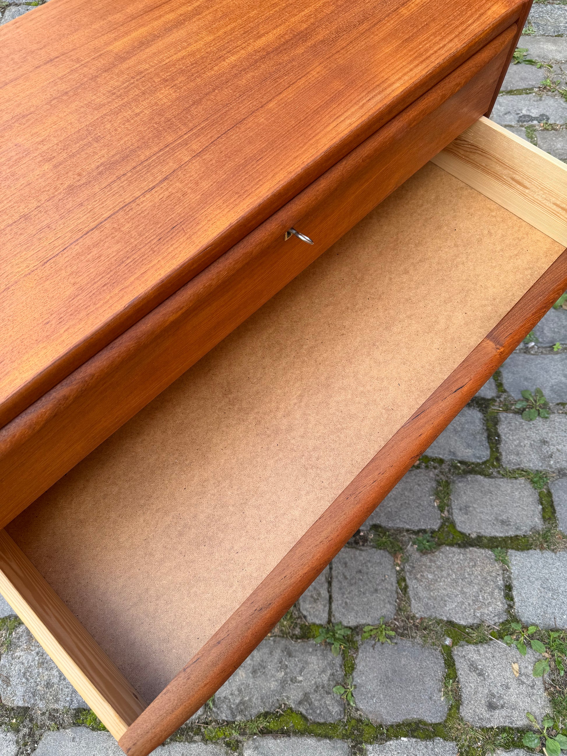 Kleine Kommode Teak mit Schloss aus Dänemark