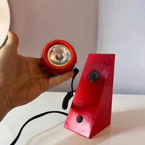 Tischlampe rot mit magnetischem Kugelkopf von Brilliant Leuchten