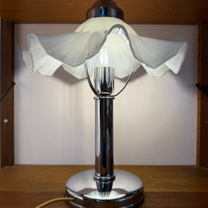 Tischlampe mit gewelltem Glasschirm & Chrom