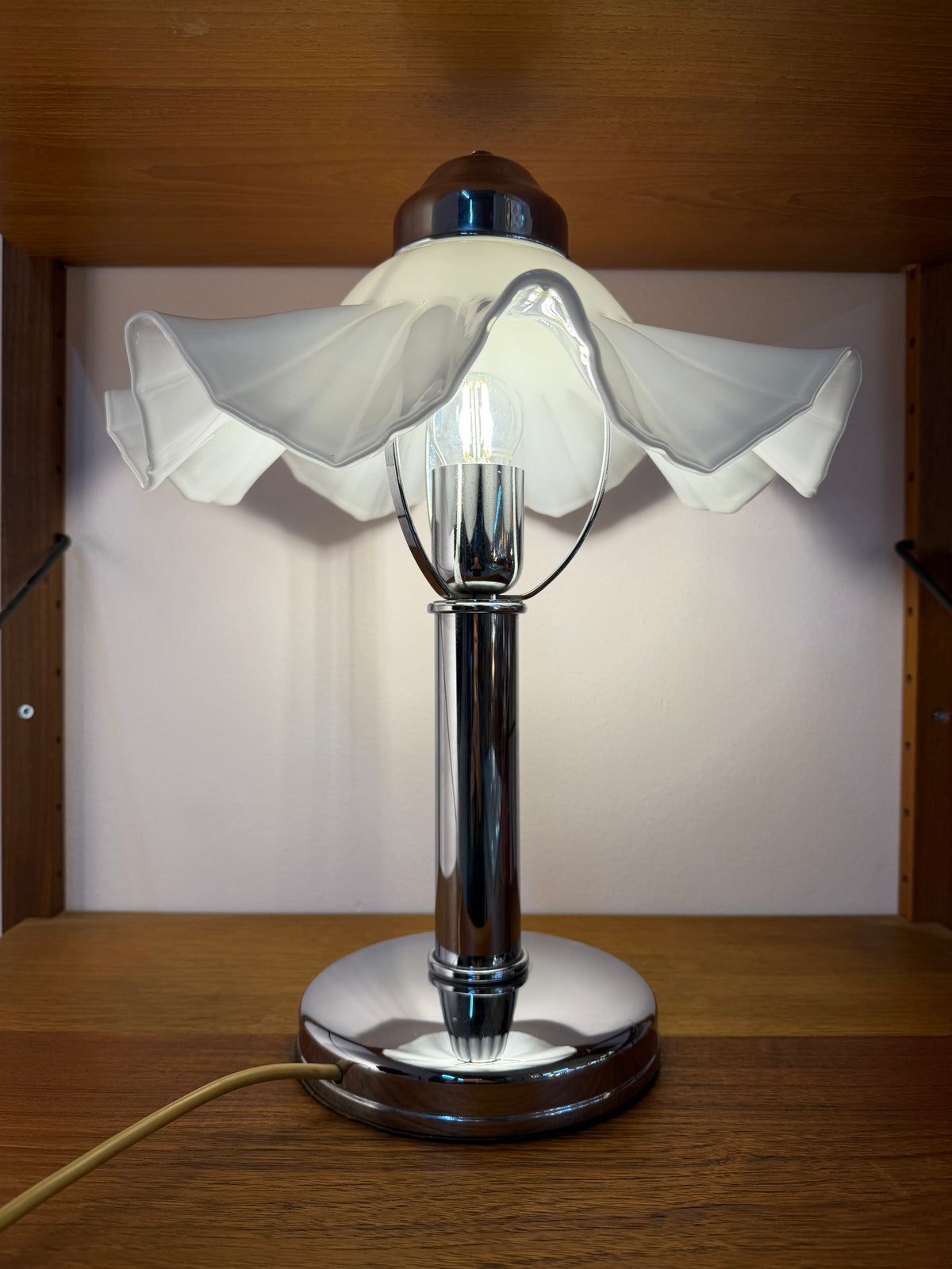 Tischlampe mit gewelltem Glasschirm & Chrom