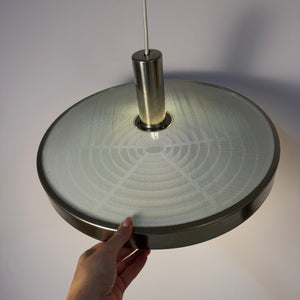 Hängelampe silber weiß mit Gitteroptik aus Dänemark