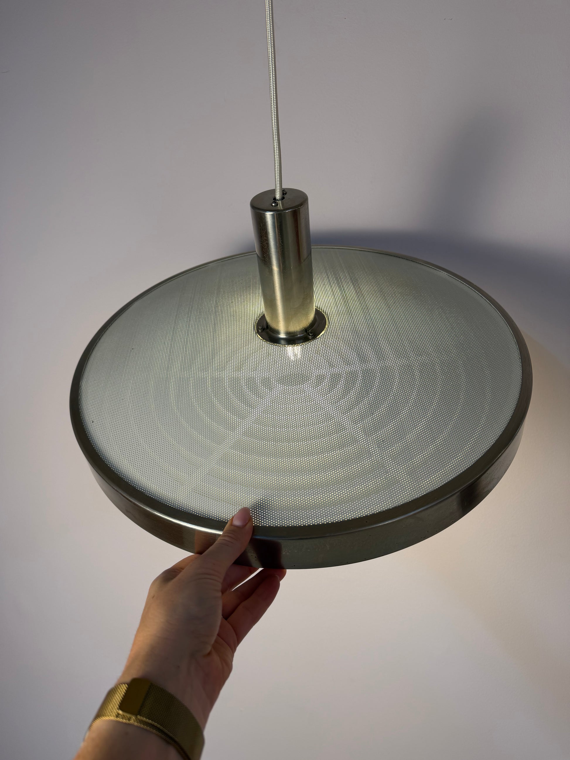 Hängelampe silber weiß mit Gitteroptik aus Dänemark