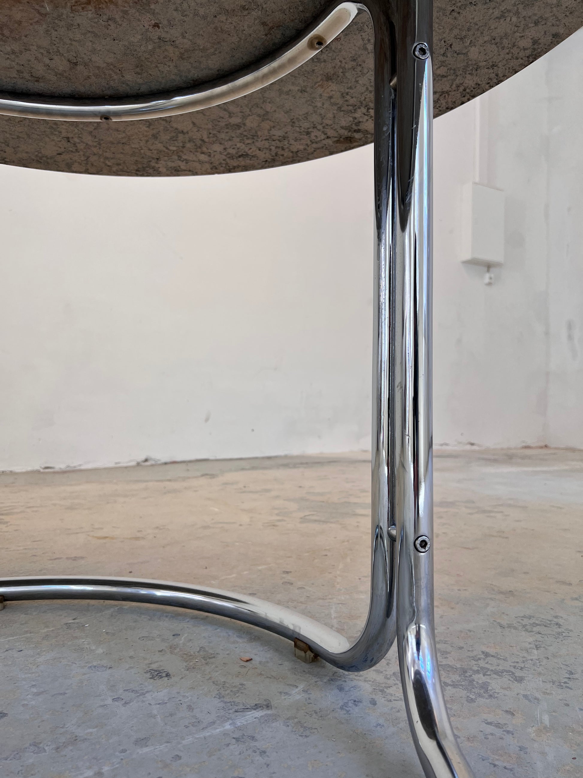 Runder Esstisch Granit Chrom von Giotto Stoppino