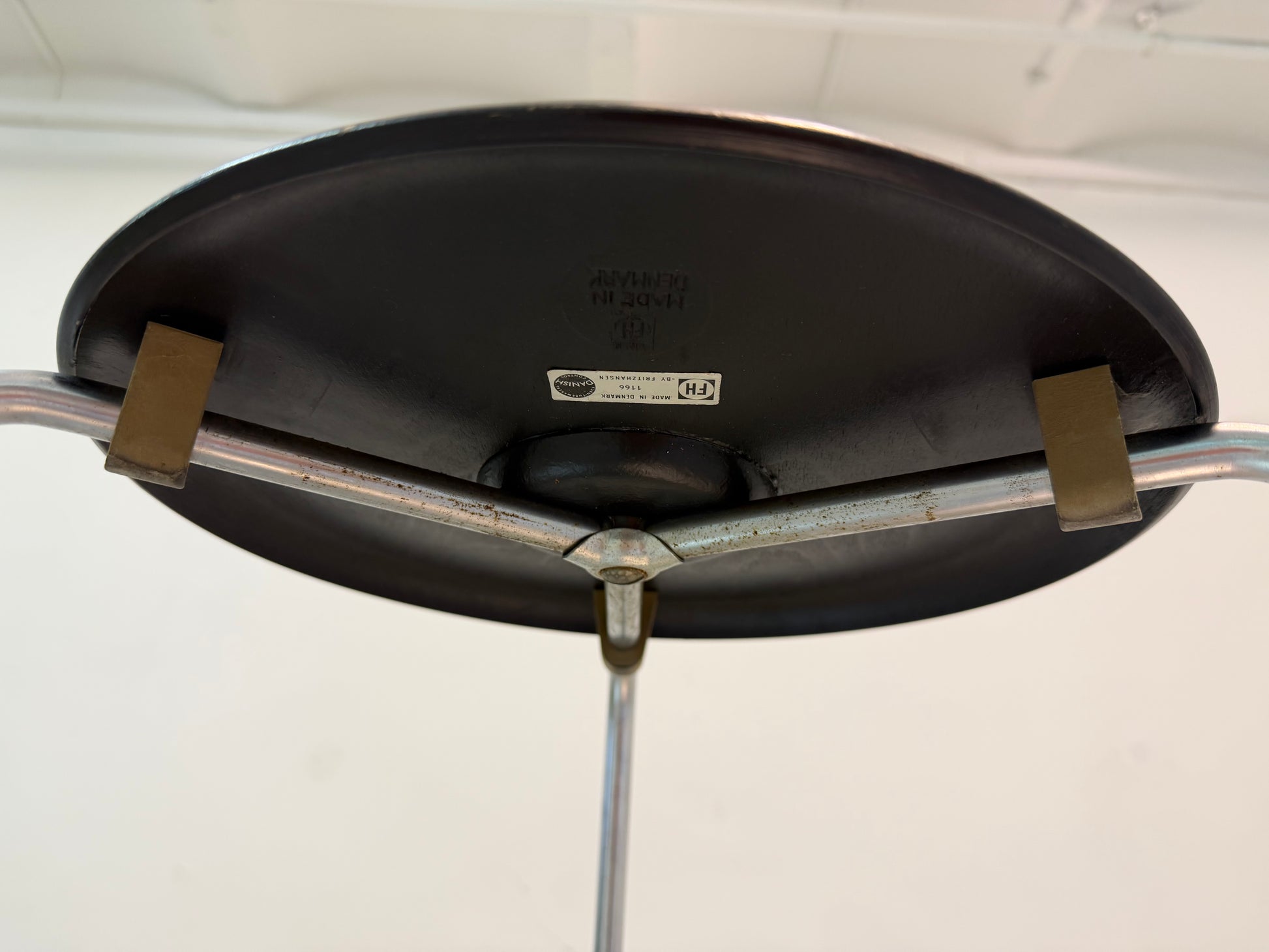 Tripod Dot Hocker schwarz Chrom von Arne Jacobsen für Fritz Hansen