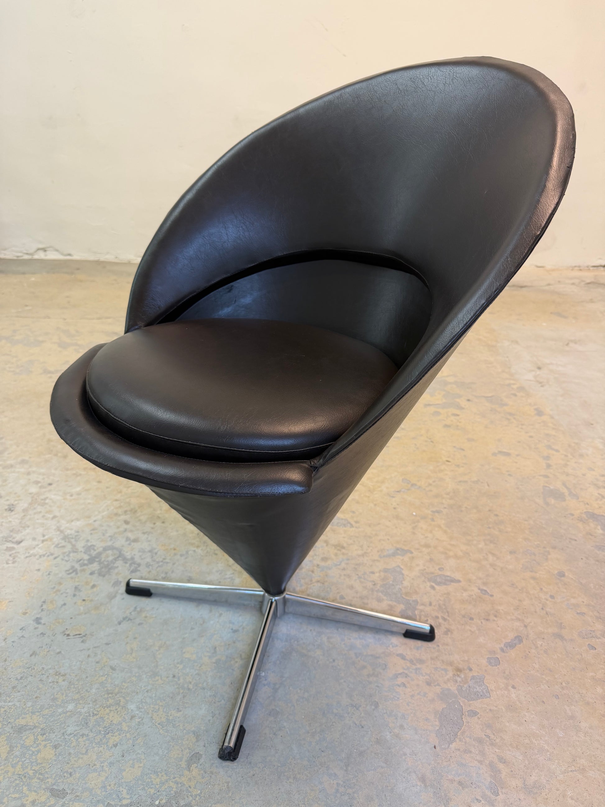 Cone Chair braunes Kunstleder von Verner Panton