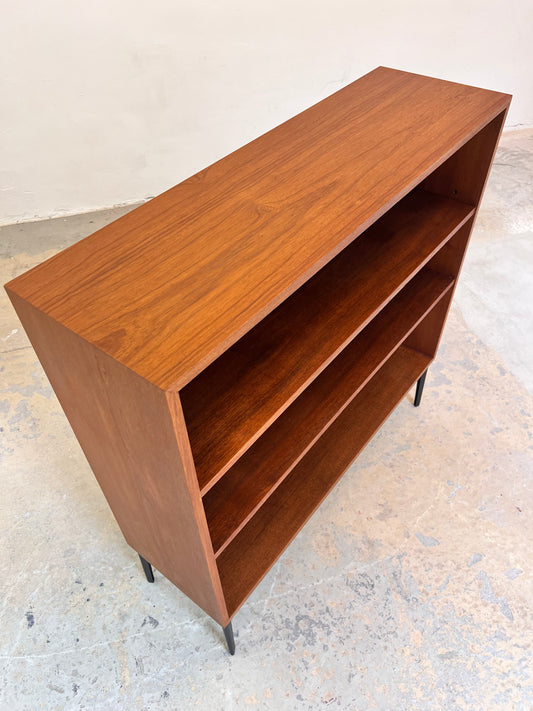 Regal Teak mit neuen Metallfüßen von IDEE Möbel