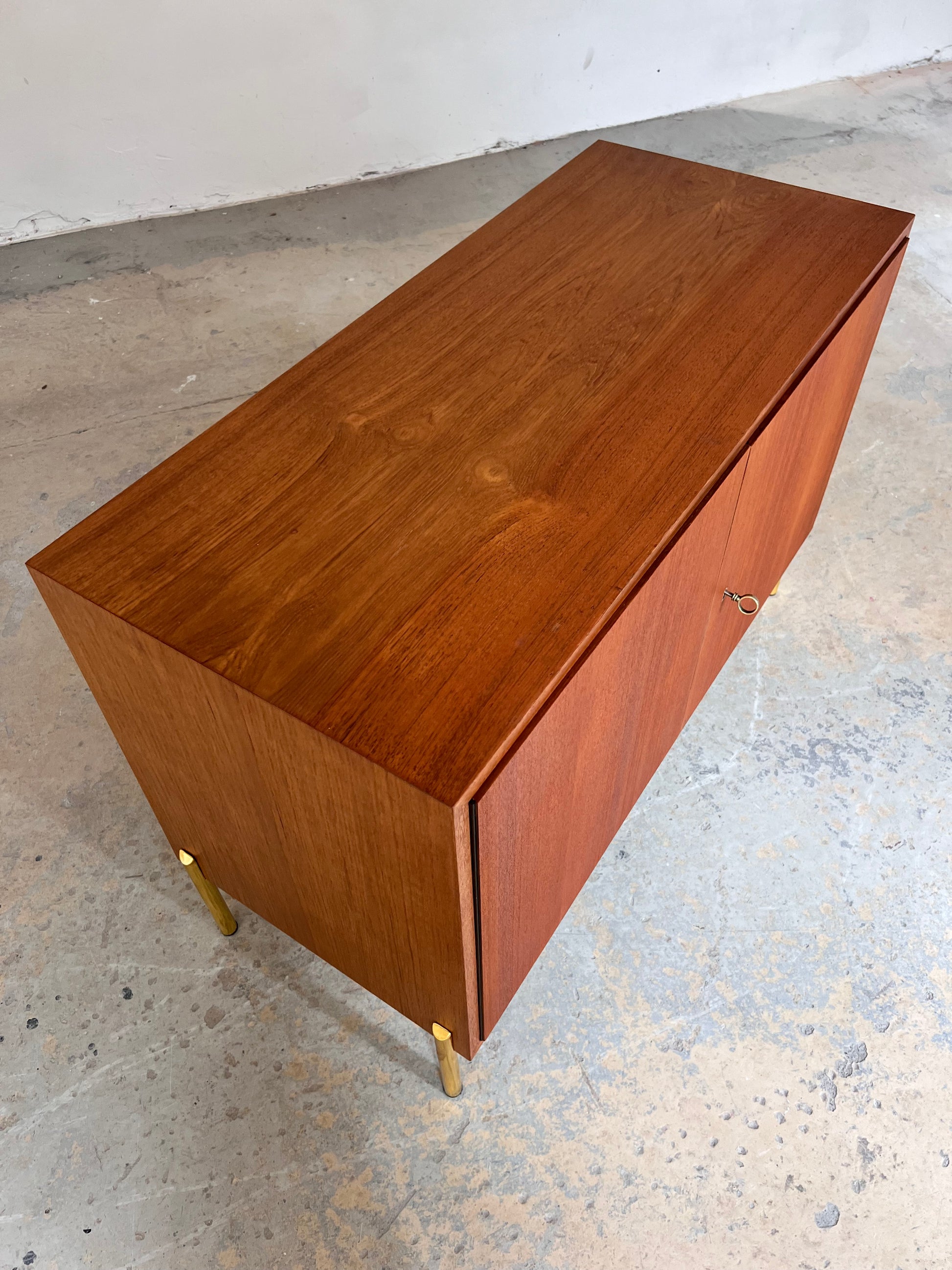Kommode Teak mit Schranktüren & Schloss von IDEE Möbel