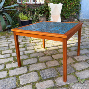 Quadratischer Beistelltisch Teak mit blauen Fliesen aus Dänemark