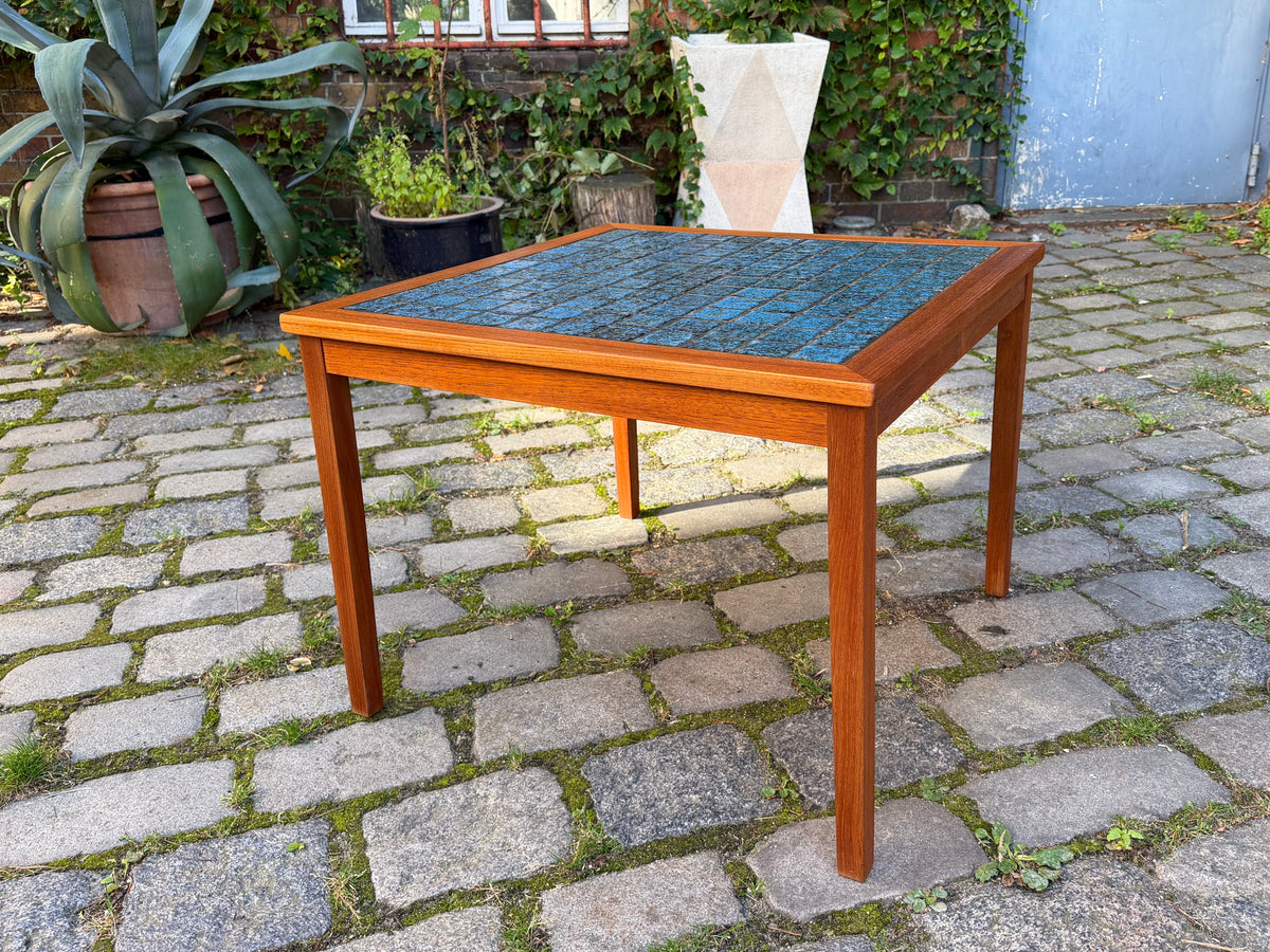 Quadratischer Beistelltisch Teak mit blauen Fliesen aus Dänemark
