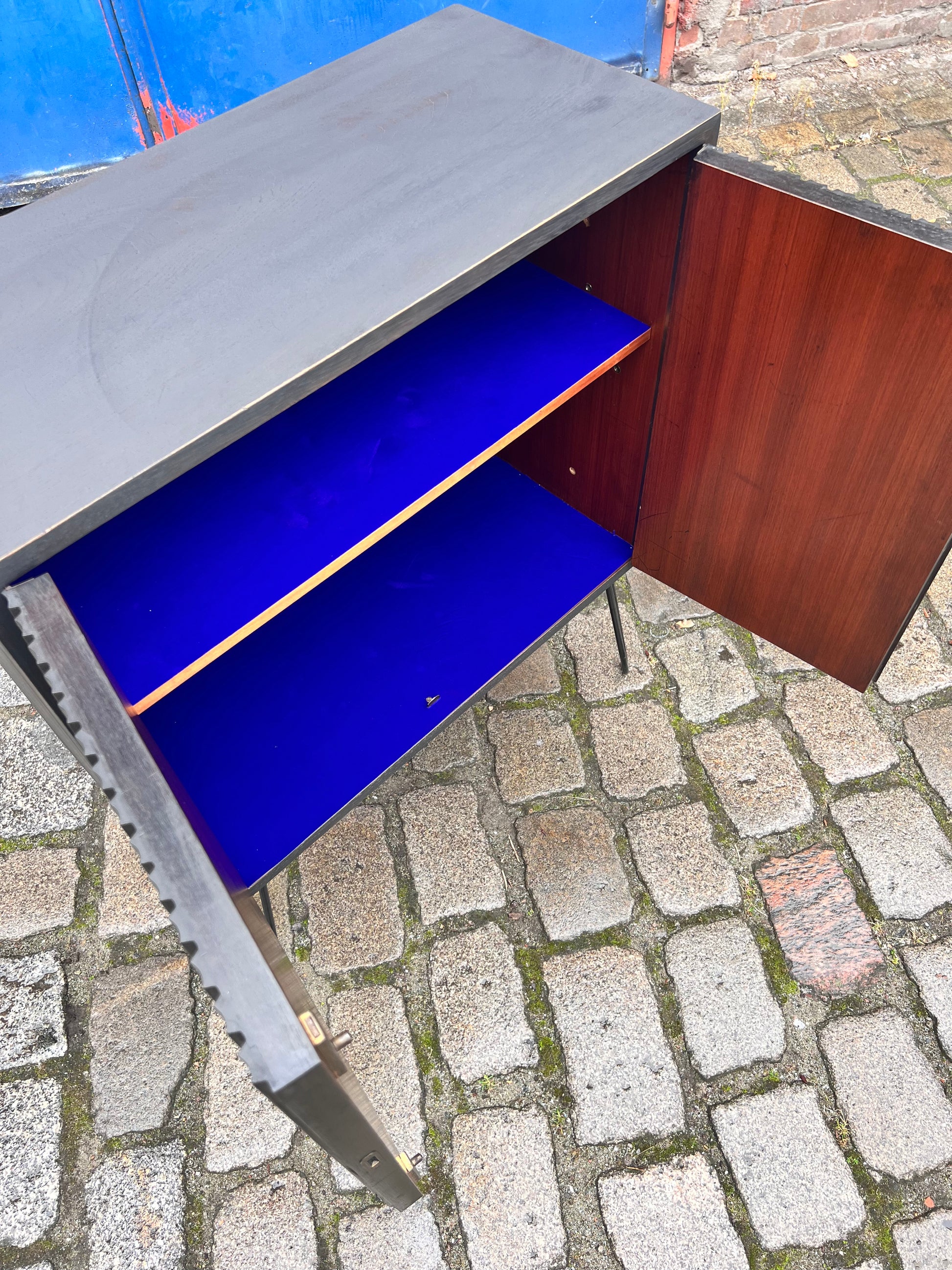 Kommode schwarz auf Hairpin Legs